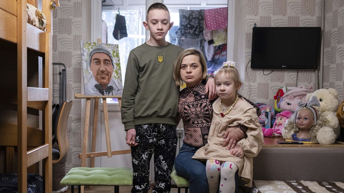 Nezvěstní. Fotograf zachytil agonii ukrajinských rodin, kterým nezbývá než čekat